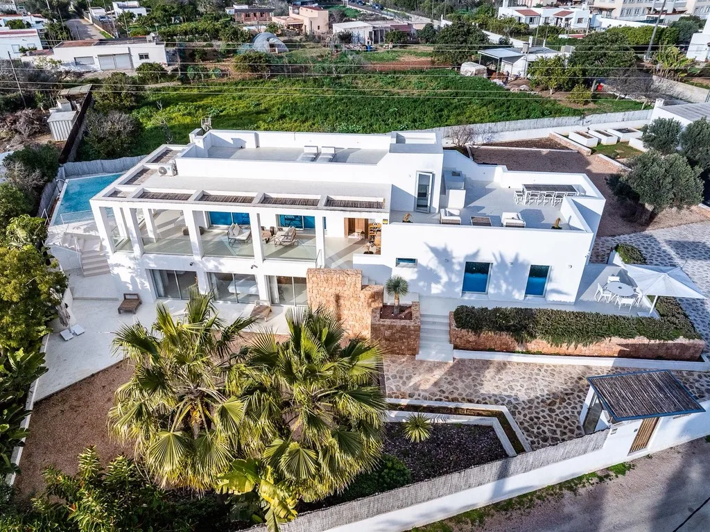 Vista aérea Villa Menina con piscina y jardín