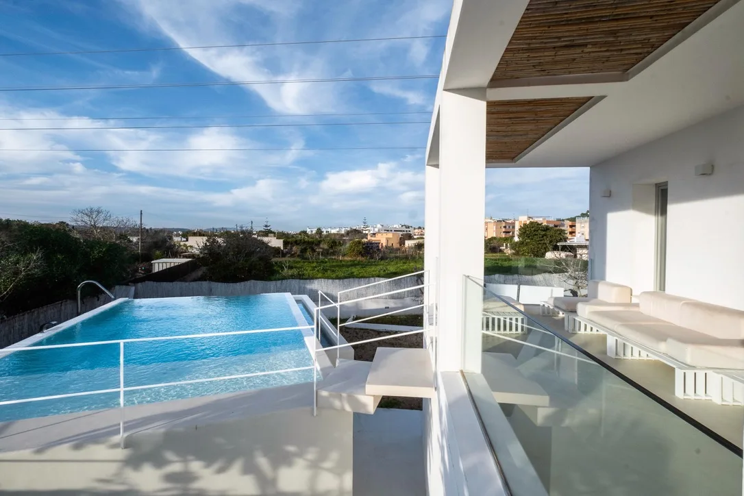 Terraza con piscina y vistas a Ibiza